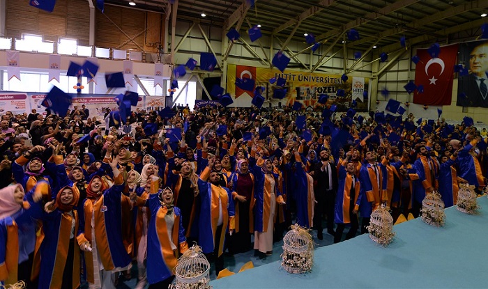İLAHİYAT’TA MEZUNİYET SEVİNCİ