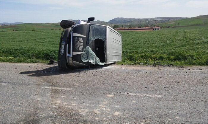 MİNİBÜS İLE OTOMOBİL ÇARPIŞTI: 2 YARALI