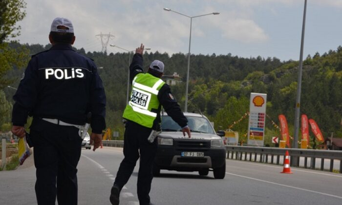 TRAFİK POLİSLERİ SÜRÜCÜLERİ ŞAŞIRTTI