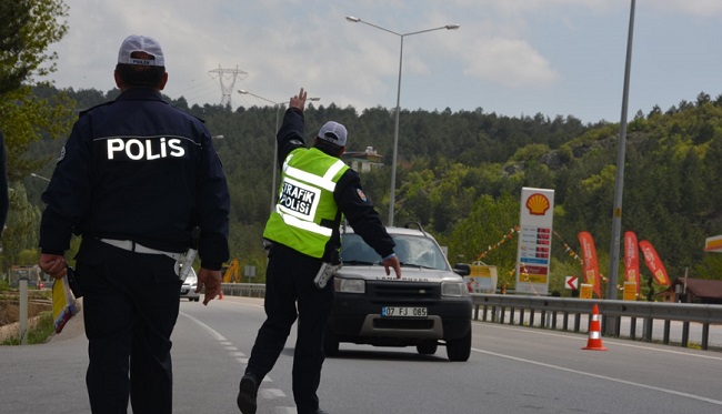 TRAFİK POLİSLERİ SÜRÜCÜLERİ ŞAŞIRTTI
