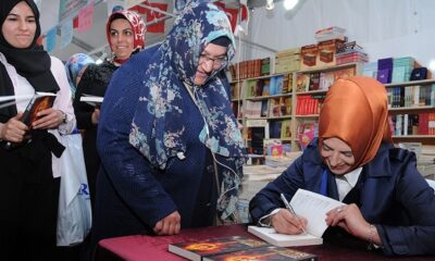 GENÇ YAZAR KİTAPLARINI İMZALADI