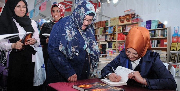 GENÇ YAZAR KİTAPLARINI İMZALADI