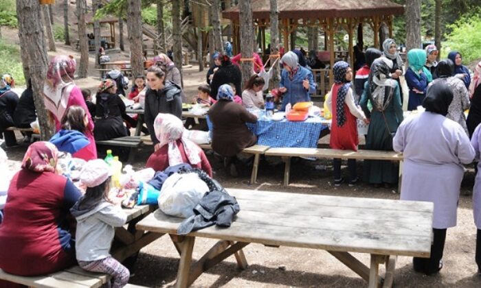 KADIN KURSİYERLERE YIL SONU PİKNİĞİ