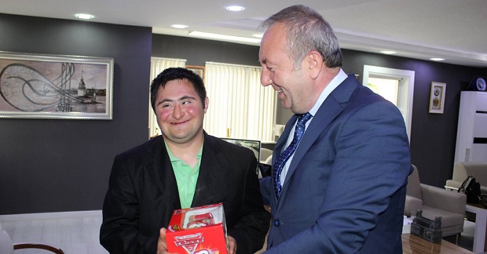 BAŞKAN ŞAHİNER’İN HEDİYESİ SEVİNDİRDİ