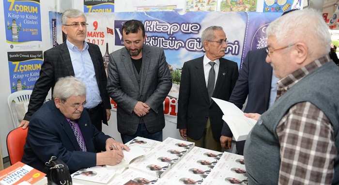 KAVAKLI ÇORUM’DA KİTAPLARINI İMZALADI