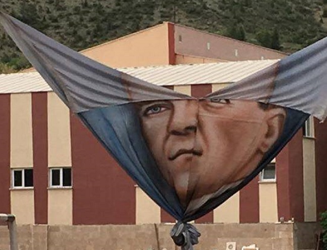 İSKİLİP’TE YIRTIK ATATÜRK POSTERİNE TEPKİ
