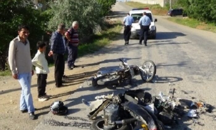 İKİ MOTOSİKLET ÇARPIŞTI: 4 YARALI