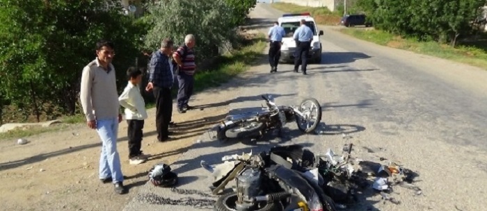 İKİ MOTOSİKLET ÇARPIŞTI: 4 YARALI