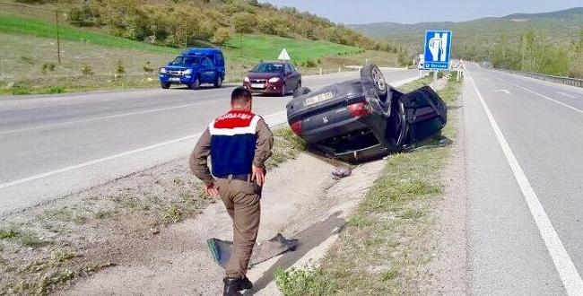 OTOMOBİL REFÜJE DEVRİLDİ
