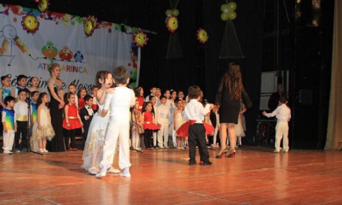 MİNİKLERDEN MUHTEŞEM YIL SONU GÖSTERİSİ