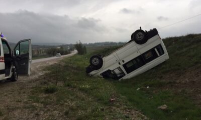 ÖĞRENCİ SERVİSİ KAZA YAPTI: 2 YARALI