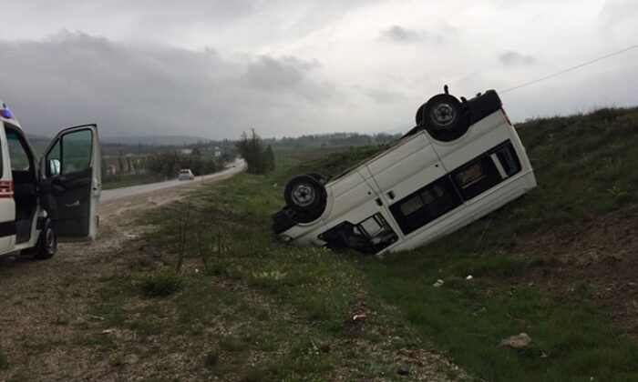 ÖĞRENCİ SERVİSİ KAZA YAPTI: 2 YARALI