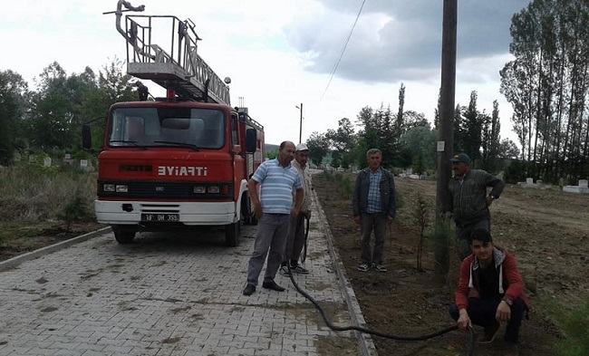 MEZARLIKLAR BAYRAM ÖNCESİ TEMİZLENDİ
