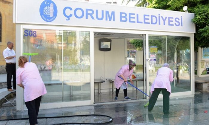 OTOBÜS DURAKLARINA BAYRAM TEMİZLİĞİ