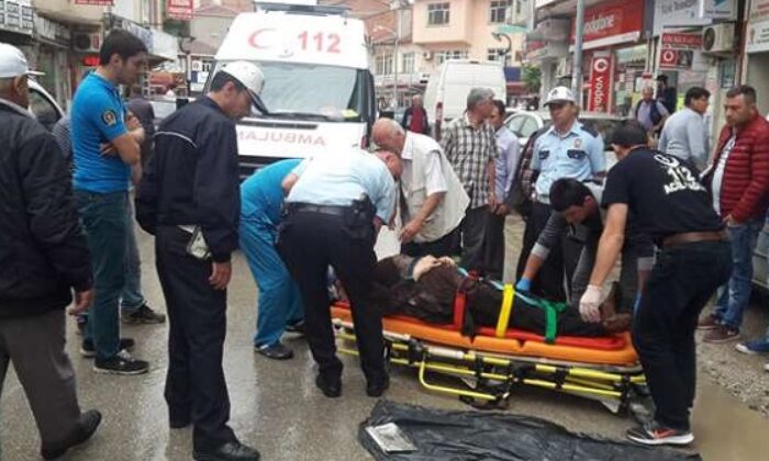 MOTOSİKLET YAŞLI KADINI HASTANELİK ETTİ