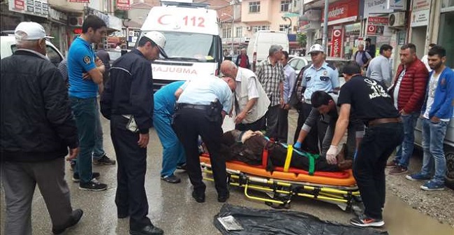 MOTOSİKLET YAŞLI KADINI HASTANELİK ETTİ