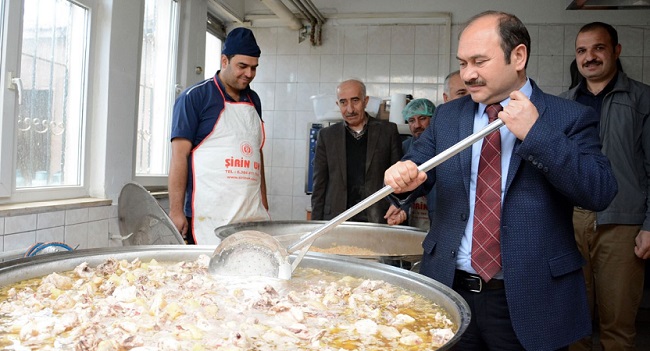 ALACA’DA 4500 KİŞİYE SICAK YEMEK