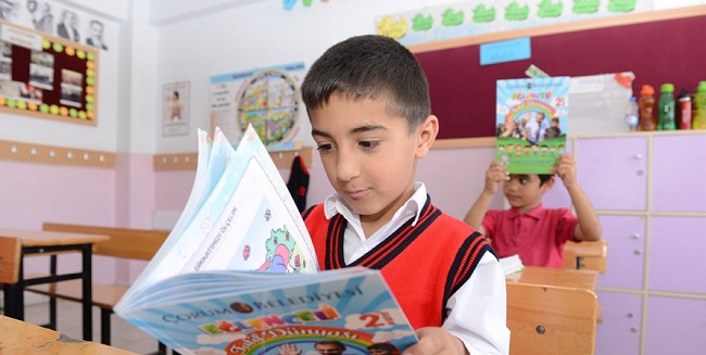 BELEDİYE TATİL KİTABI DAĞITTI