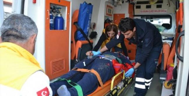 KAMYONET TIRA ÇARPTI: 3 YARALI
