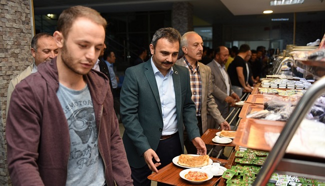 ÜNİVERSİTELİ GENÇLERLE SAHUR YAPTI