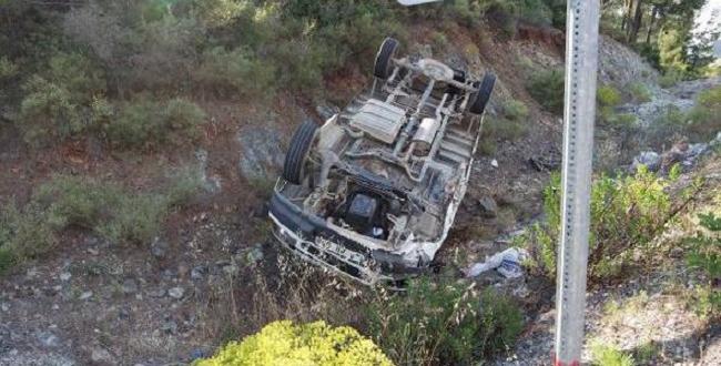 KAMYONET TAKLA ATTI: 1 ÖLÜ 3 YARALI