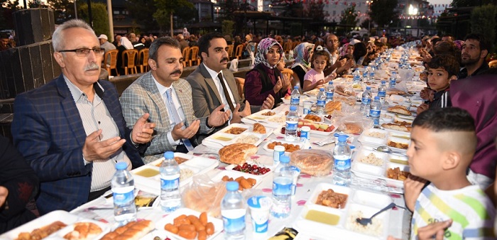 GÜLABİBEY İFTARINA 6 BİN KİŞİ KATILDI