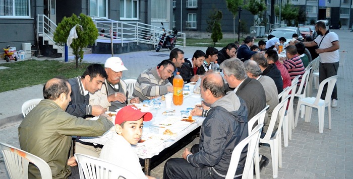 KOMŞULAR İFTAR YEMEĞİNDE BULUŞTU