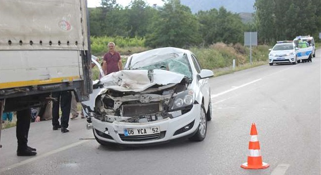 OTOMOBİL TIRA ÇARPTI