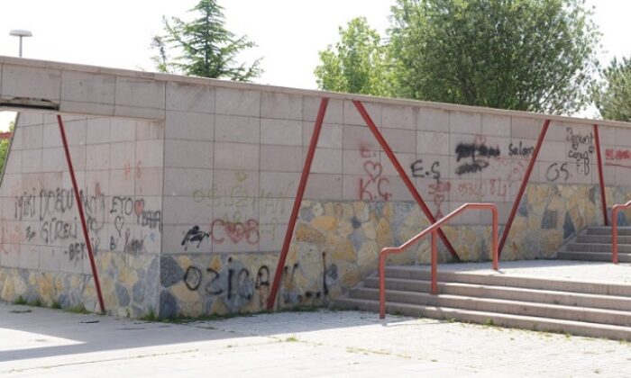 PARKLARA BÖYLE ZARAR VERİYORLAR