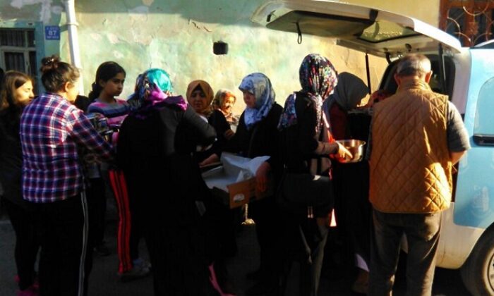 KADIN MECLİSİ SICAK YEMEK DAĞITTI