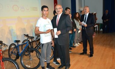 BAŞARILI GENÇLER ÖDÜLLERİNİ ALDI