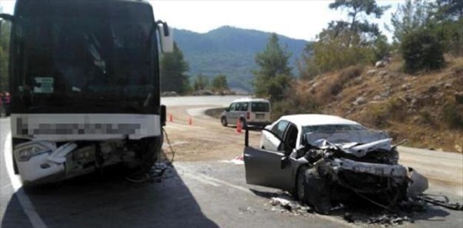 OTOMOBİL İLE OTOBÜS ÇARPIŞTI: 1 ÖLÜ