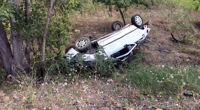 OTOMOBİL ŞARAMPOLE DEVRİLDİ