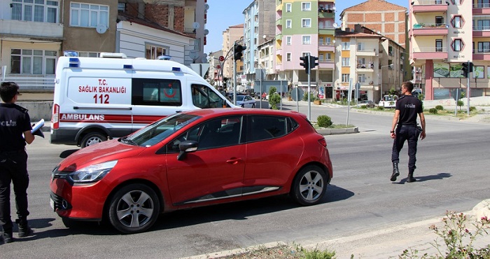 İKİ OTOMOBİL ÇARPIŞTI: 3 YARALI