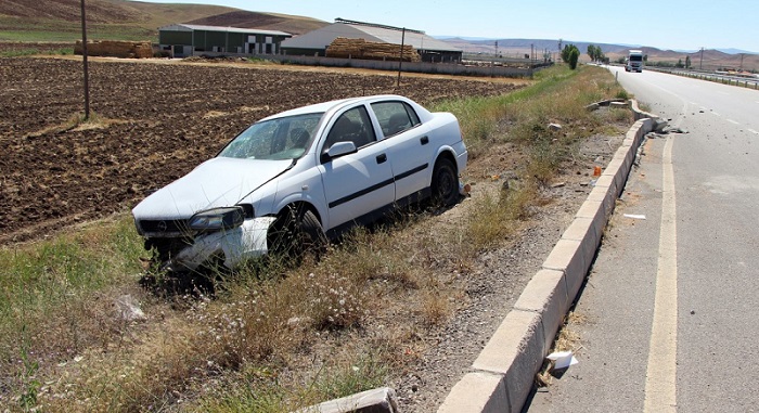 OTOMOBİL BORDÜR TAŞLARINA ÇARPTI