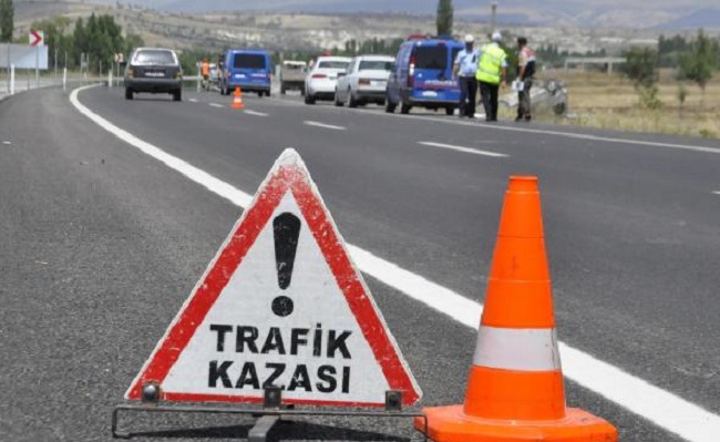 OTOMOBİL BARİYERLERE ÇARPTI: 3 YARALI