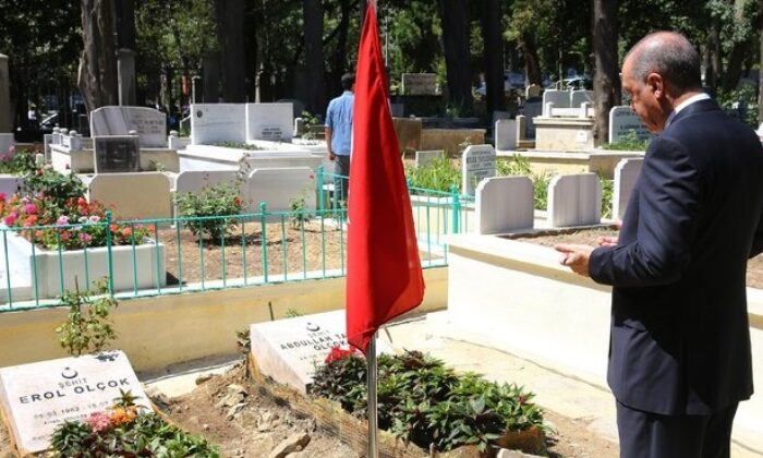 CUMHURBAŞKANI OLÇOK’UN KABRİNİ ZİYARET ETTİ