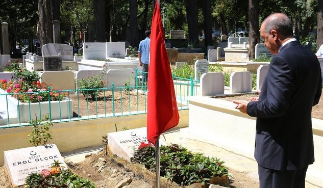 CUMHURBAŞKANI OLÇOK’UN KABRİNİ ZİYARET ETTİ