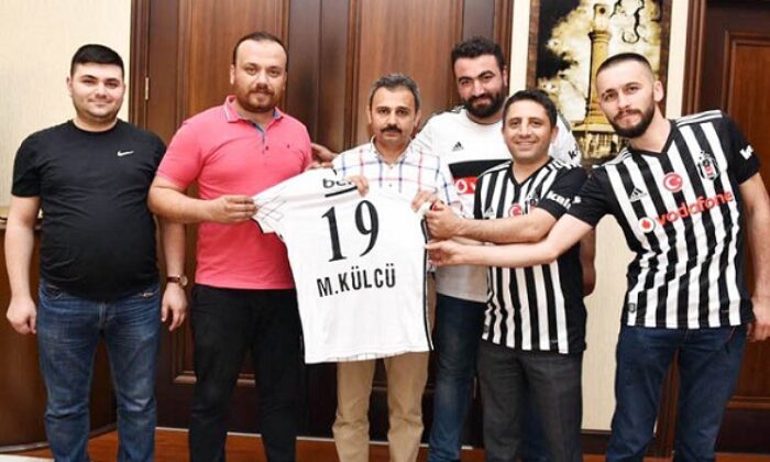 BAŞKAN’A BEŞİKTAŞ FORMASI HEDİYESİ
