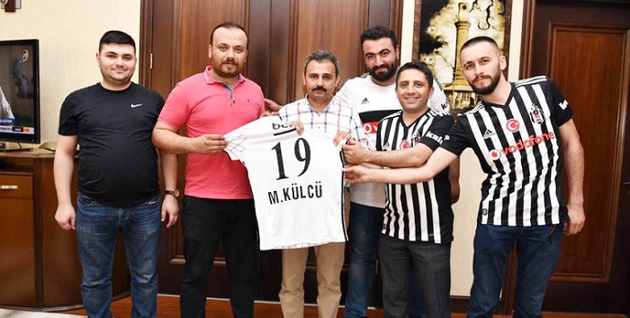 BAŞKAN’A BEŞİKTAŞ FORMASI HEDİYESİ