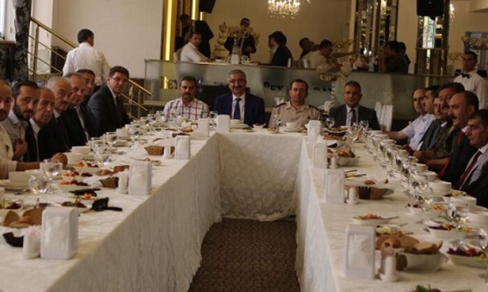 KOMUTAN VE SAVCILARA VEDA