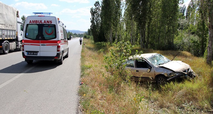 OTOMOBİL ŞARAMPOLE UÇTU: 2 YARALI