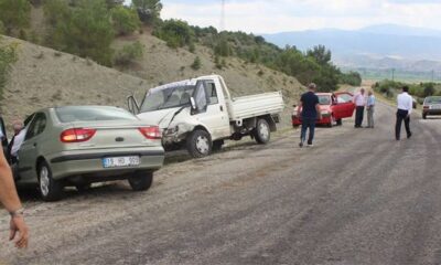 OTOMOBİL İLE KAMYONET ÇARPIŞTI: 4 YARALI