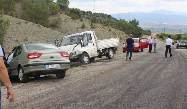 OTOMOBİL İLE KAMYONET ÇARPIŞTI: 4 YARALI