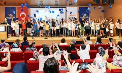 ÇOCUK ÜNİVERSİTESİNDE MEZUNİYET SEVİNCİ