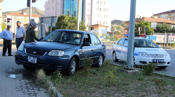 FRENİ TUTMAYAN OTOMOBİL REFÜJE ÇIKTI