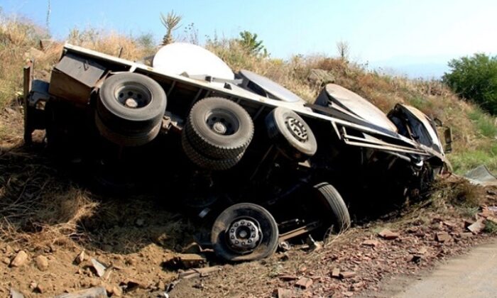 SÜT KAMYONETİ KAZA YAPTI: 1 YARALI