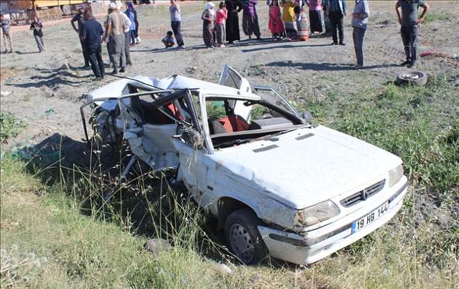 İKİ OTOMOBİL ÇARPIŞTI: 1 ÖLÜ 2 YARALI