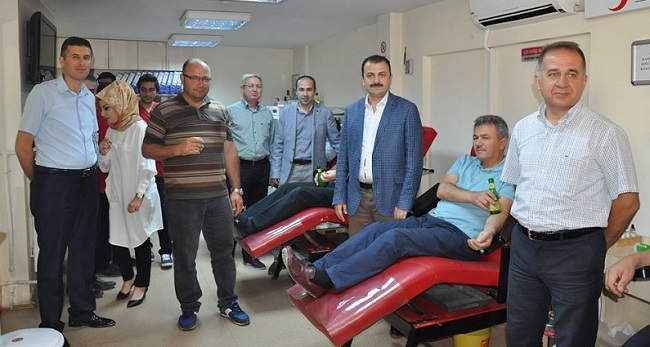 SAĞLIK PERSONELİNDEN KAN BAĞIŞI