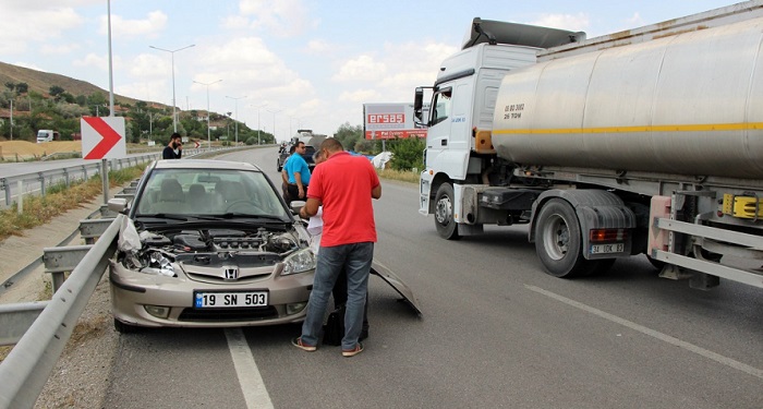 TANKER İLE OTOMOBİL ÇARPIŞTI